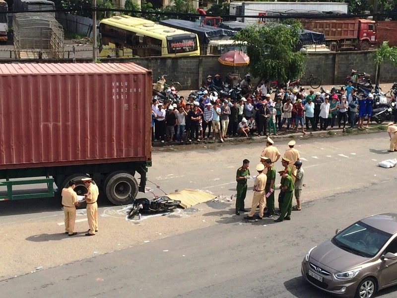 Vụ tai nạn thương tâm xảy ra sáng ngày 25-6 tại ngã tư An Sương khiến một cô gái trẻ tử vong